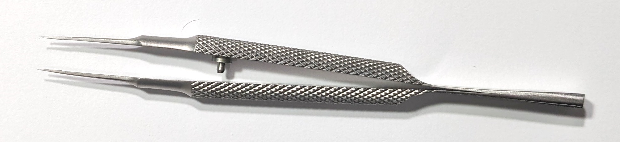 Micro suturing forceps with 0.20mm straight tips and teeth